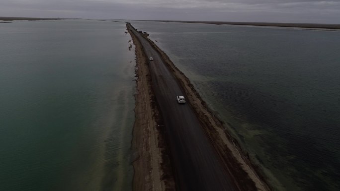 沿湖公路水上雅丹