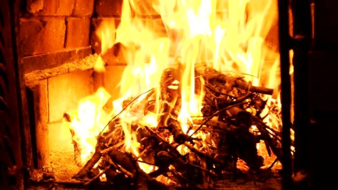 黑色背景下的漂亮木火，壁炉