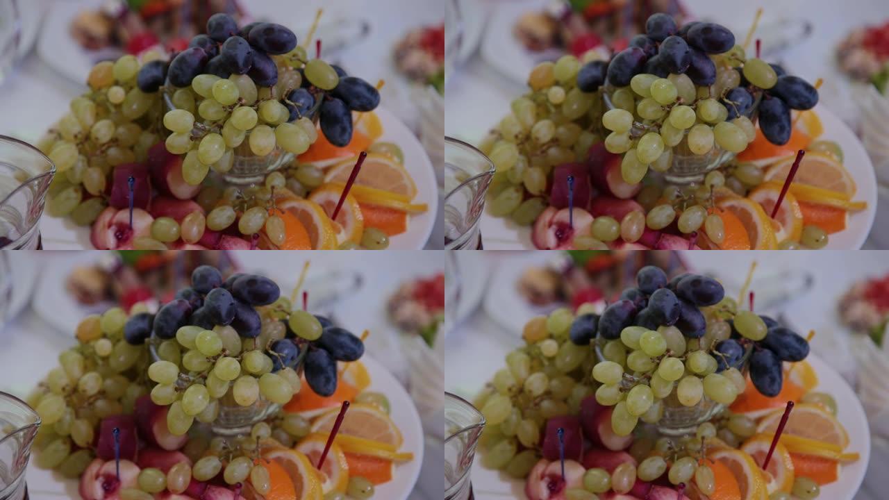 宴会桌上摆放着不同水果的盘子