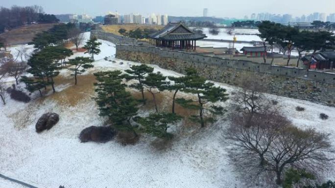 水原市韩国传统建筑华城的鸟瞰图。冬天，韩国。