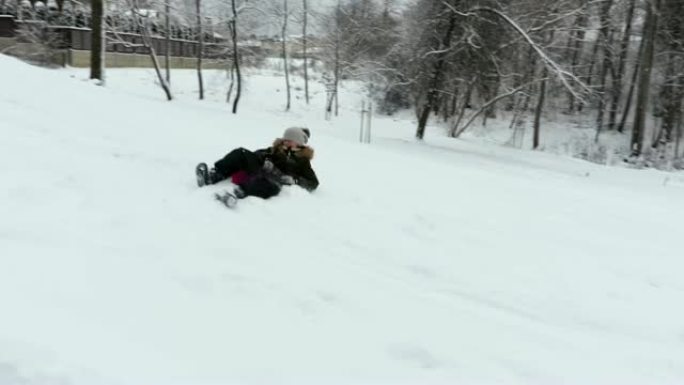 雪中雪橇上微笑的女孩