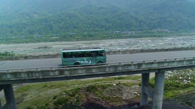 大巴车在高架桥上行驶