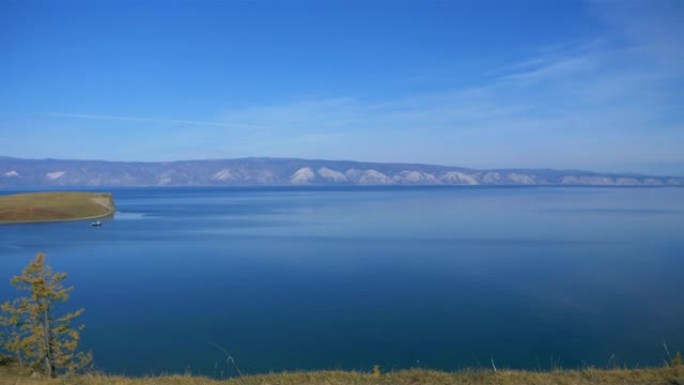 俄罗斯伊尔库茨克奥尔洪岛贝加尔湖蓝天净水的惊人美丽景观