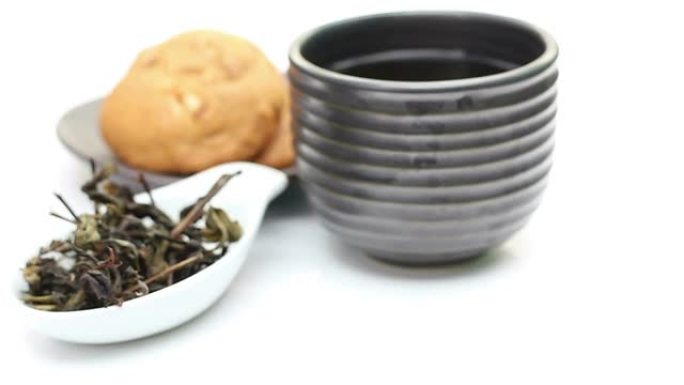 散茶和茶杯，白色背景上的茶旋转