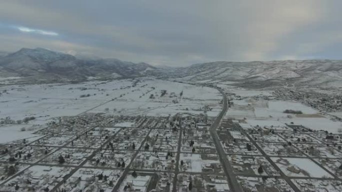 犹他州小镇冬季天线的雪山