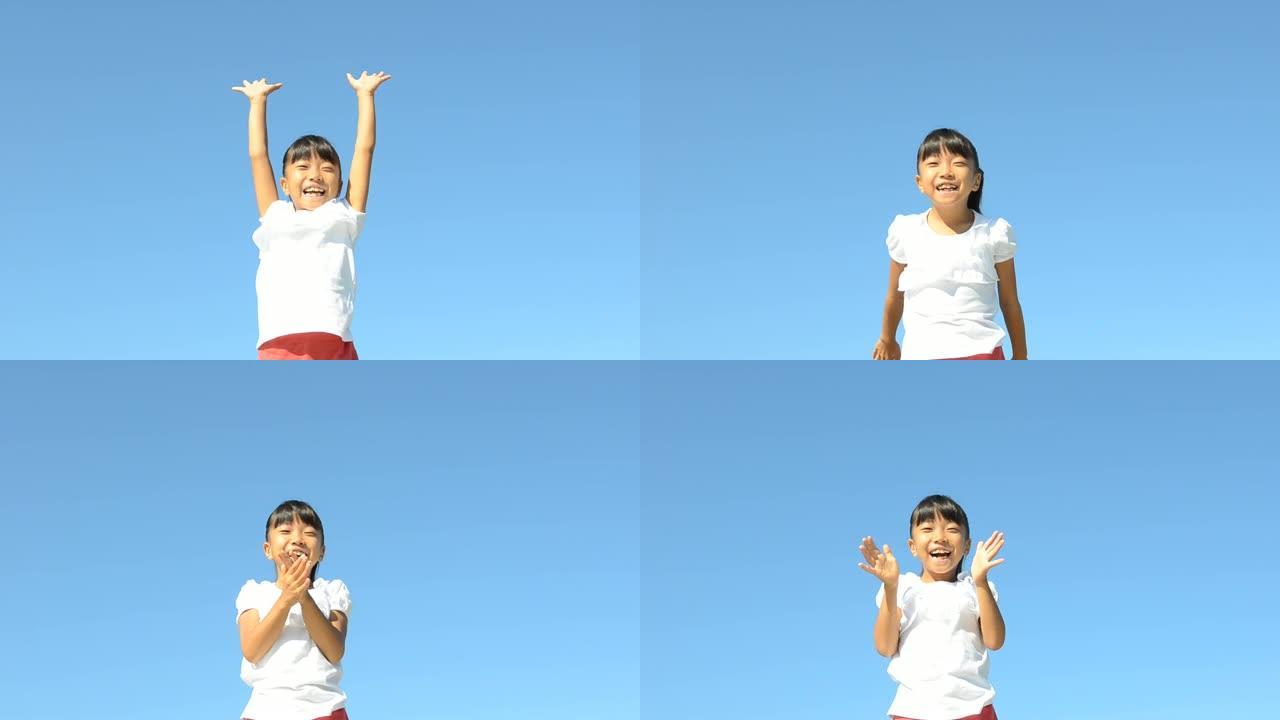 女孩在天空举起她的手