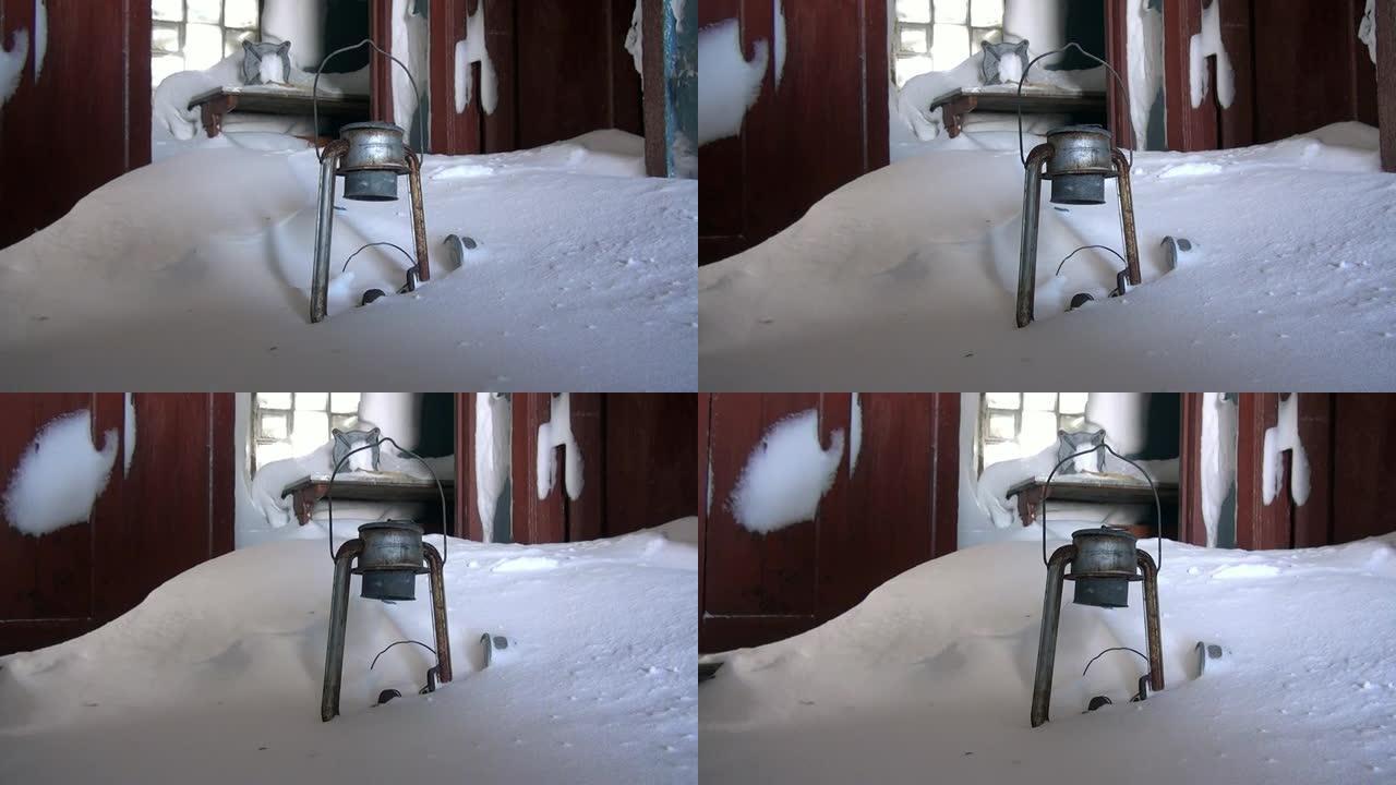 在俄罗斯最北部的古迪姆废弃的鬼城雪中的房间。