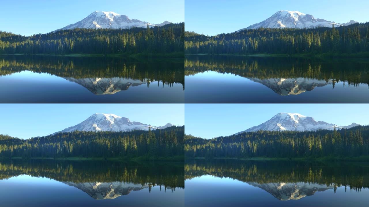 早晨放大雷尼尔山在反射湖的视野