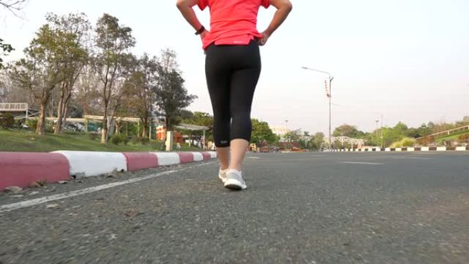 在道路上锻炼的妇女的低段