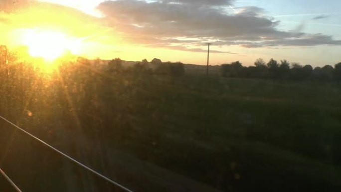 穿过火车窗户的太阳升起的垃圾照片