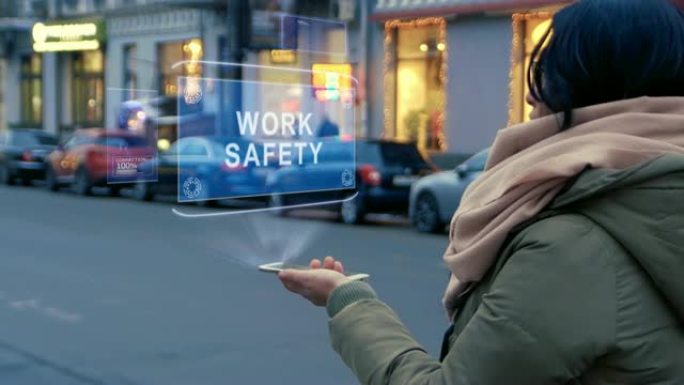 站在街上的无法识别的女人将HUD全息图与文字工作安全互动