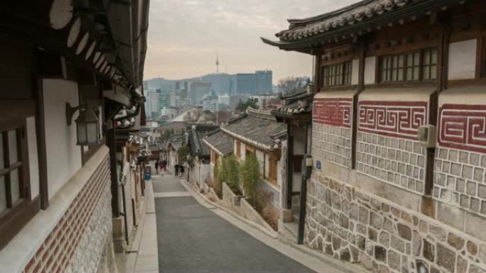 韩国首尔市北村韩屋村的人群