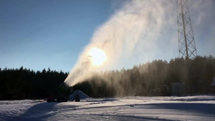 造雪是在滑雪场上产生积雪，慢动作