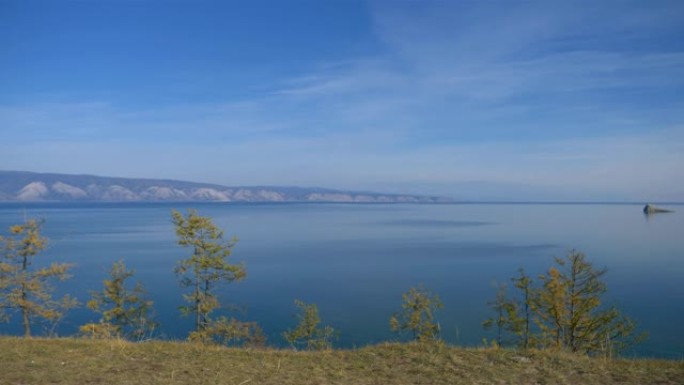 俄罗斯伊尔库茨克奥尔洪岛贝加尔湖蓝天净水的惊人美丽景观