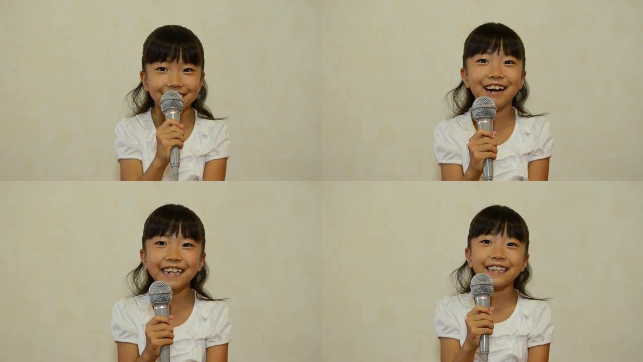 日本女孩快乐地唱歌
