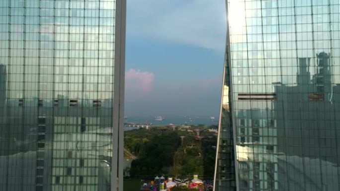 滨海湾金沙的鸟瞰图揭示了新加坡城市的天际线。射。从空中飞行无人机的角度来看，滨海湾金沙新加坡
