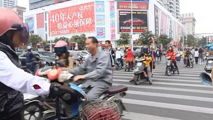 中国-2015年2月12日: 中国张江2015年2月12日，人们和摩托车正在使用相同的十字路口过马路