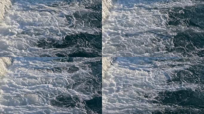 蓝色和绿松石的水，具有不规则的波浪结构。