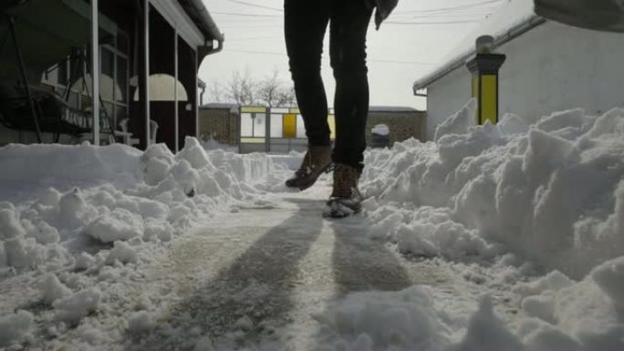 男子在院子里铲新雪