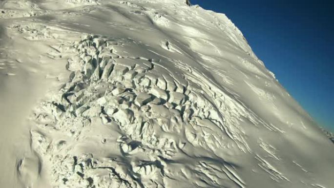 冰冻的冰川苔原裂缝景观在直升机上飞过