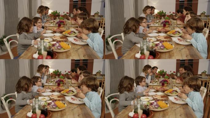 朋友和家人在餐桌上吃饭