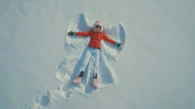 女人在雪地里做天使