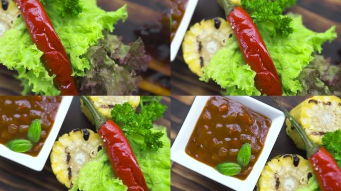 木质背景上的食物成分。将红辣椒，香草，玉米和番茄酱放在木板上。餐厅菜单。健康营养与饮食理念