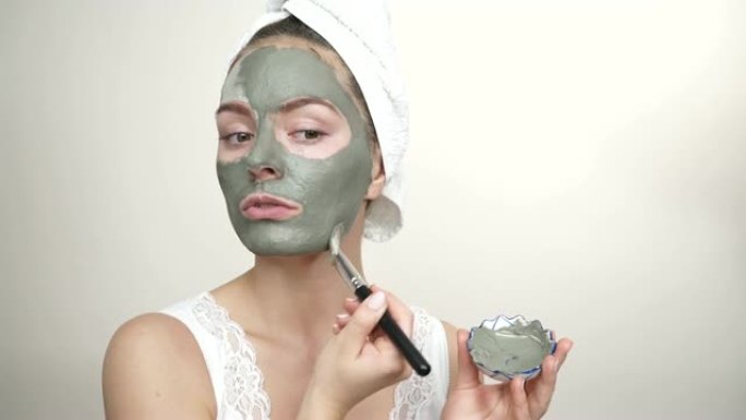 女人用刷子涂泥面膜涂在脸上4K