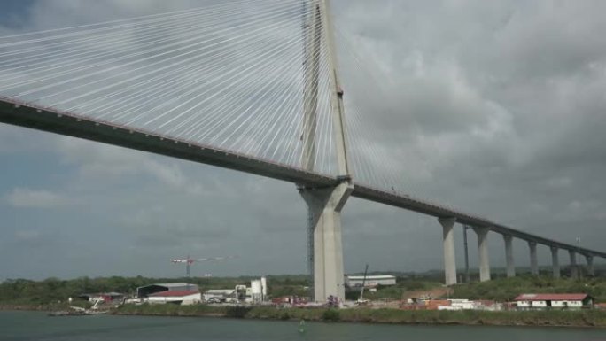 巴拿马运河上的桥。