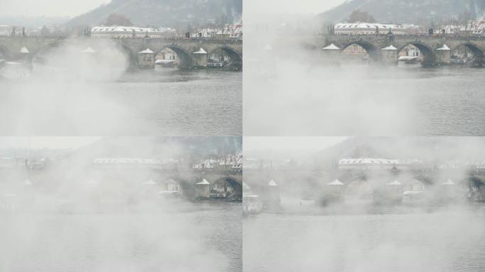 远处的查理大桥穿过一团烟雾。
