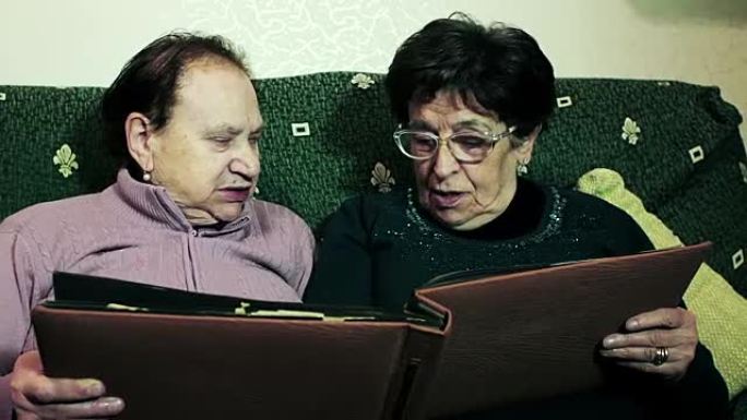 两个老女人一起看老式照片