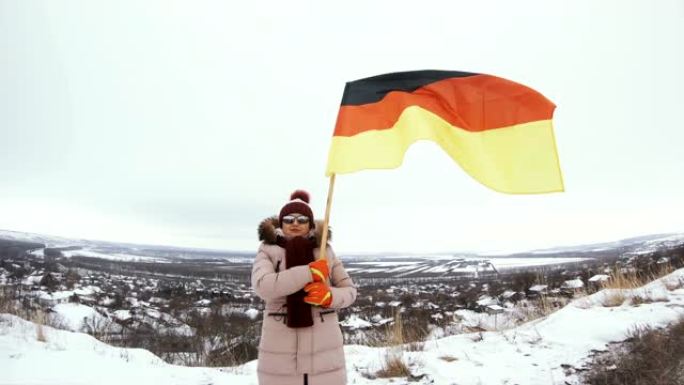 快乐女球迷举着德国国旗