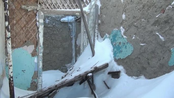 俄罗斯最北部的白雪废弃的鬼城煤矿中的垃圾。