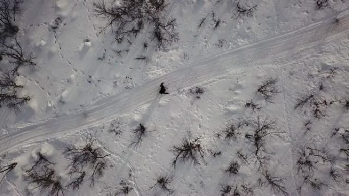 空中行走的人雪景