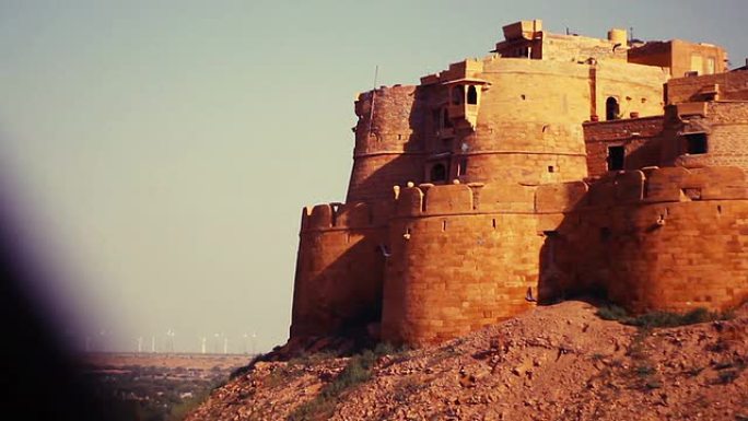 贾萨尔默的堡垒通过城垛拍摄的平移镜头。