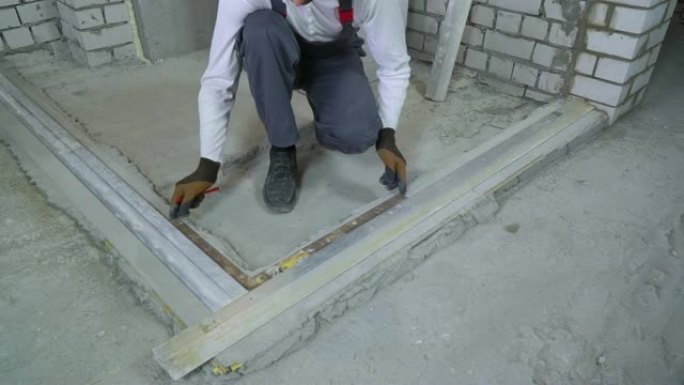 建筑工人在施工现场用测量标准进行标记