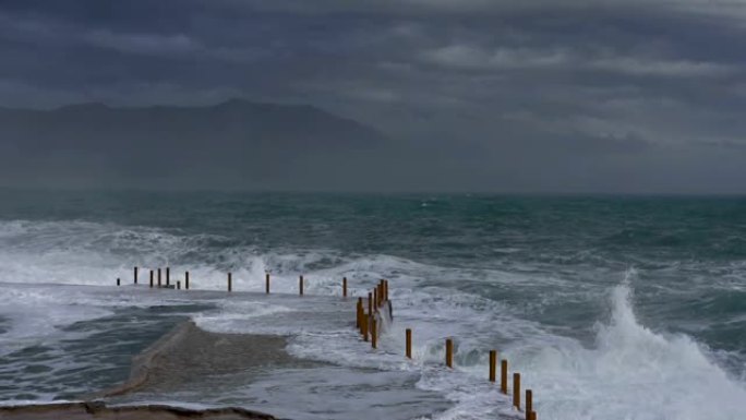 巨浪在石岸决裂，慢动作