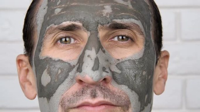 一个戴着化妆品面具的男人。