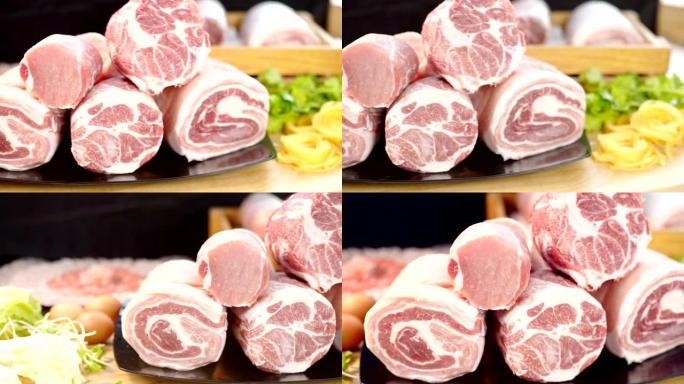 3个由Dolly剪辑的片段，并在背景模糊的厨房中准备新鲜的猪肉或牛肉，用于sha锅。