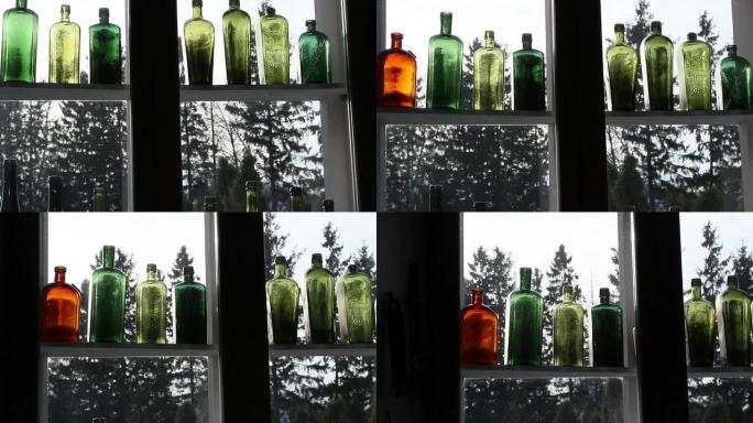 窗户上有不同种类的彩色瓶子