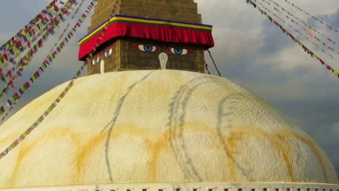 尼泊尔Boudhanath佛教佛塔的祈祷旗