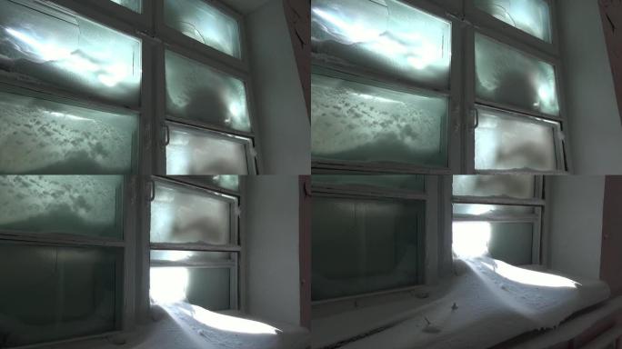 在荒芜的城市里，被冰冻的窗户和雪覆盖的房间。