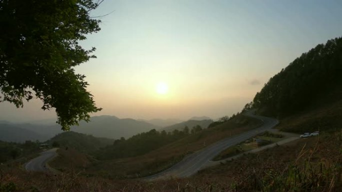 泰国的日落与层山和道路