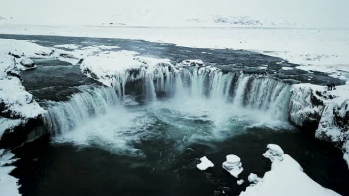 Godafoss或众神之水是位于欧洲冰岛东北地区的大瀑布。这是无人驾驶视野或鸟瞰图的美丽场景。