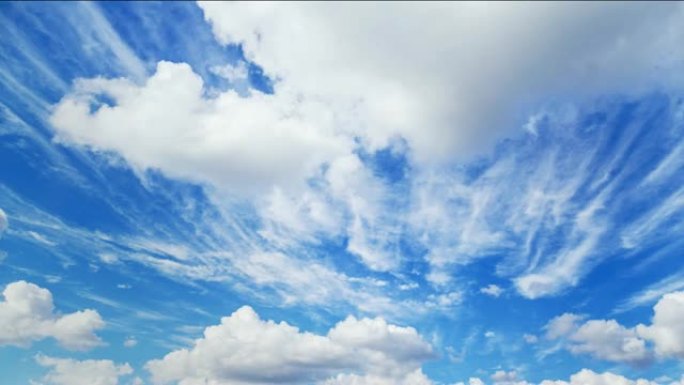 不同高度的热带云在天空中演化和移动的白天时间流逝