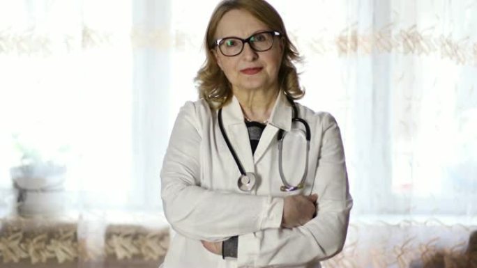 戴着眼镜，穿着白色医用礼服的现代老年女性医生正在对着镜头看。
