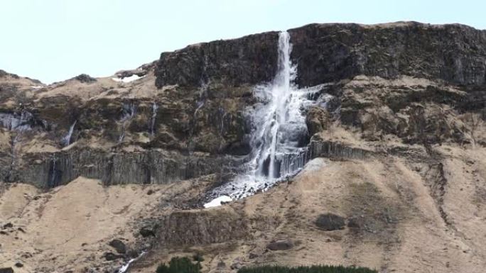 高高的悬崖火山景观上雄伟的冰岛冰冻瀑布