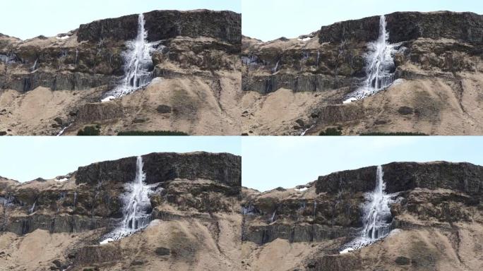 高高的悬崖火山景观上雄伟的冰岛冰冻瀑布