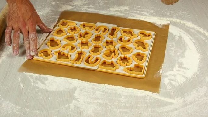 在切片上展开面团。制作圣诞姜饼饼干。