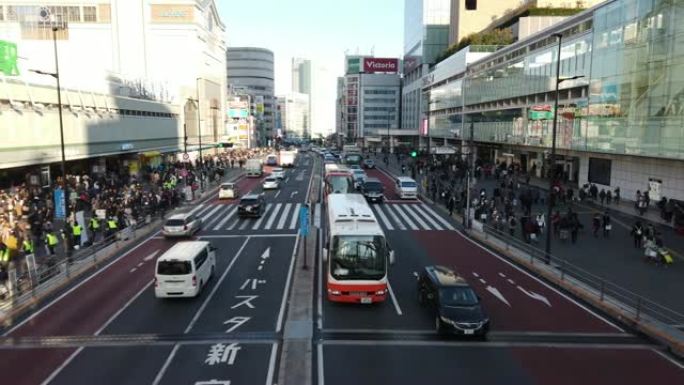 平移。日本东京新宿车站的人群